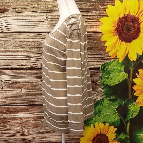 Thyme & Honey taupe pullover top Size Medium NWT - Picture 2 of 8